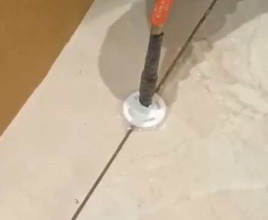 晋城瓷砖空鼓维修公司专业解答瓷砖在铺贴过程中，如果没有涂抹均匀到位的粘结材料（如水泥砂浆或瓷砖胶），可能会导致以下问题